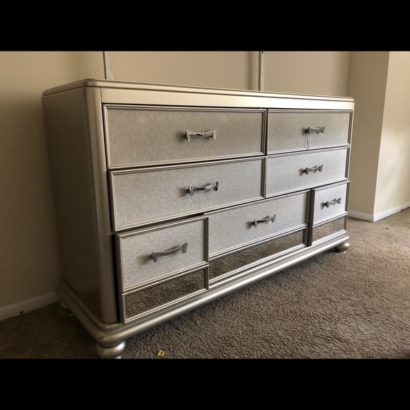 Coralayne dresser and mirror set - Picture 1 of 6